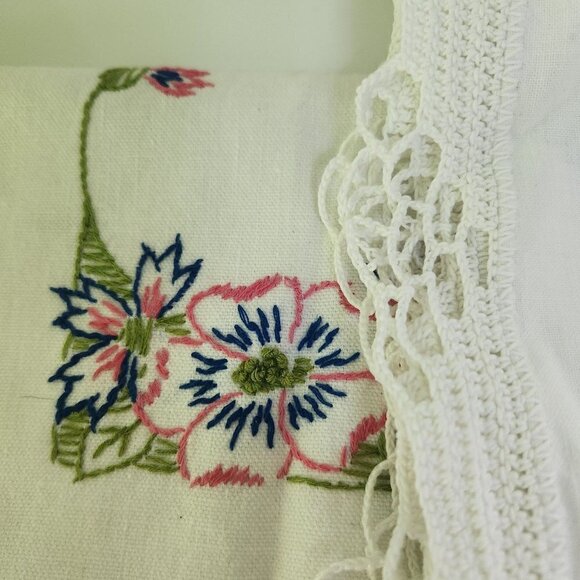 Vintage Handmade Assorted Needlepoint Dresser Scarves Towels Doilies - Picture 5 of 7